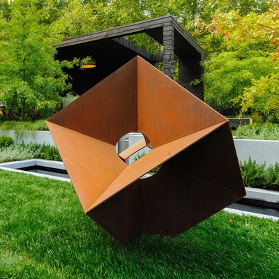 Un buon prezzo. Cubo di scultura a mano in acciaio corten moderno arrugginito per decorazioni esterne in linea