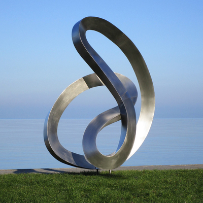 Scultura a nastro fluente in acciaio inossidabile spazzolato Arte riflessiva contemporanea per spazi di lusso