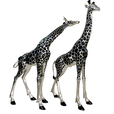 Coppia di sculture di giraffe in acciaio inossidabile opaco, duo astratto ed elegante per giardini moderni