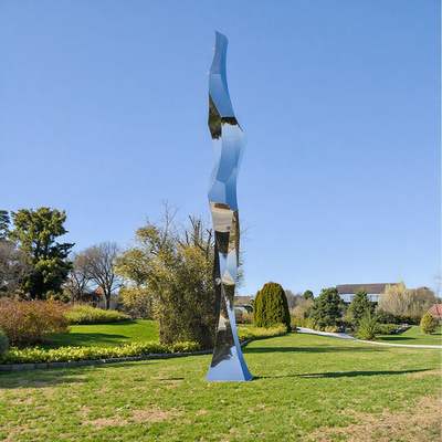 Sculpture esterne in acciaio inox.