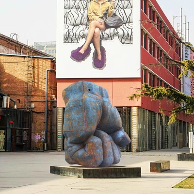 Scultura a pugno in stile industriale di grandi dimensioni, decorazione artistica, altezza 150 cm