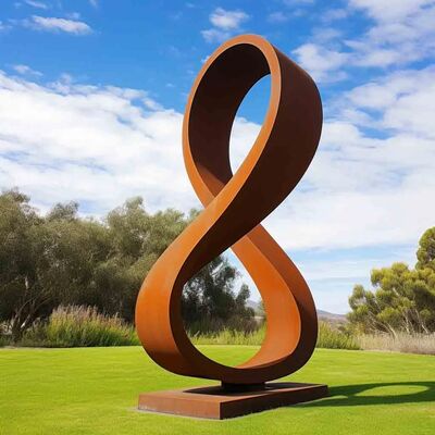 Un buon prezzo. La moderna scultura astratta: la forma infinita in acciaio corten in linea
