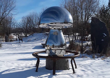 Un buon prezzo. La scultura all'aperto del metallo della città contemporanea ha lucidato i materiali dell'acciaio inossidabile in linea