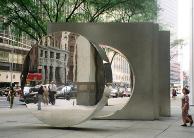 Un buon prezzo. Scultura all'aperto del disco dell'acciaio inossidabile dello specchio moderno per la decorazione della via in linea