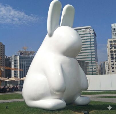 Grande scultura di coniglio bianco dipinta in acciaio inossidabile