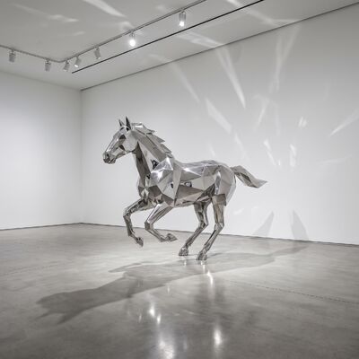 Un buon prezzo. Moderna scultura geometrica di cavallo galoppo in linea