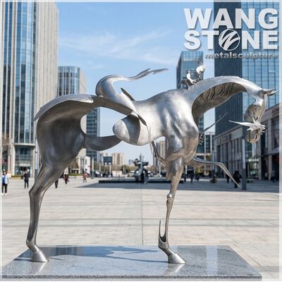 Un buon prezzo. L'eco dell'orizzonte. Una moderna scultura astratta in acciaio inossidabile per case di lusso e piazze. in linea