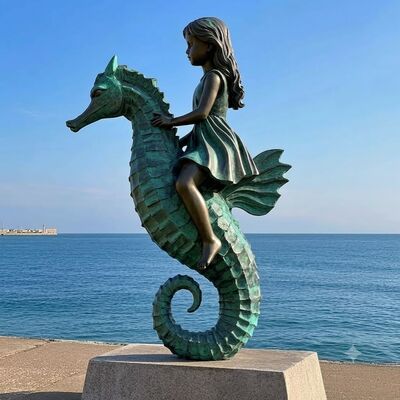 Un buon prezzo. Statua di cavalluccio marino in sella a una ragazza in bronzo a grandezza naturale In linea