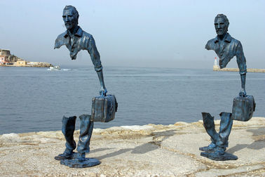 Un buon prezzo. Statua famosa del bronzo di progettazione del viaggiatore della colata, dimensione bronzea di abitudine delle figurine in linea