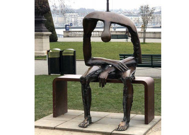 Un buon prezzo. Giardino bronzeo a grandezza naturale della statua che si siede sulla scultura sola dell'uomo dell'estratto del banco in linea