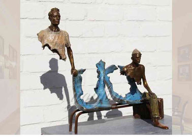 Un buon prezzo. Scultura bronzea per il giardino, scultura della colata del viaggiatore a grandezza naturale di rivestimento di Bruno Catalano in linea