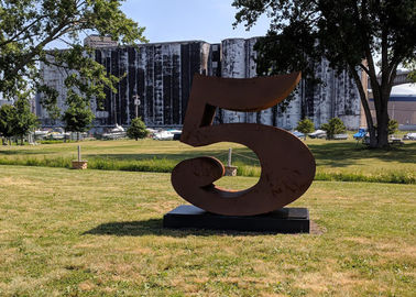 Un buon prezzo. Scultura d'acciaio per all'aperto, resistenza alla corrosione di Corten della decorazione del giardino di numero 5 in linea