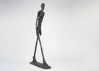 Un buon prezzo. Scultura di camminata bronzea dell'uomo dell'iarda di arte del lavoro moderno a grandezza naturale delle sculture da Giacometti in linea