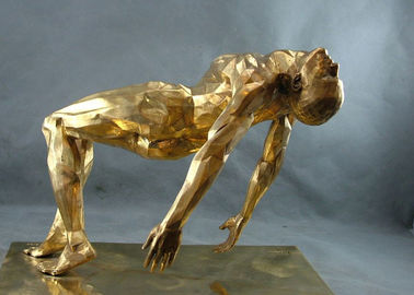 Un buon prezzo. La scultura bronzea moderna, oro bronzeo della scultura dell'uomo ha finito in linea