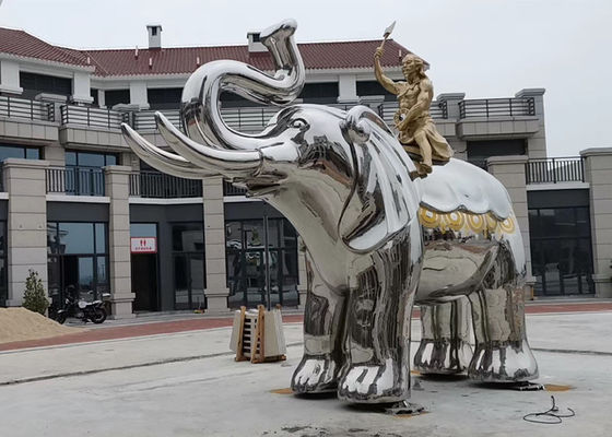 Uomo d'ottone a grandezza naturale che si siede la scultura dell'elefante di acciaio inossidabile