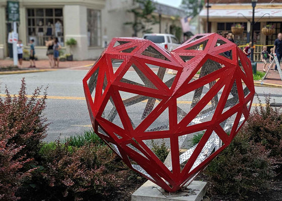 Il contemporaneo ha dipinto la scultura del giardino del cuore di acciaio inossidabile