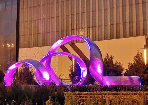 Un buon prezzo. Scultura all'aperto delle luci di acciaio inossidabile del punto di riferimento di grande città in linea