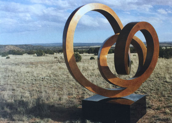 Un buon prezzo. Scultura d'acciaio di Corten dell'estratto contemporaneo con la base del granito in linea