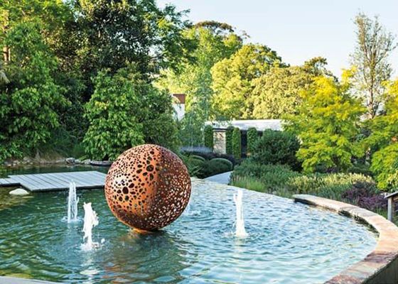 Un buon prezzo. Scultura di Rusty Corten Steel Hollow Ball per il giardino in linea