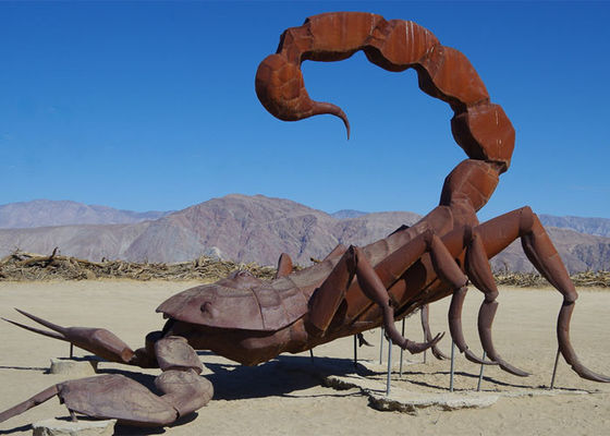 Scultura colossale d'acciaio dello scorpione di Corten del paesaggio all'aperto
