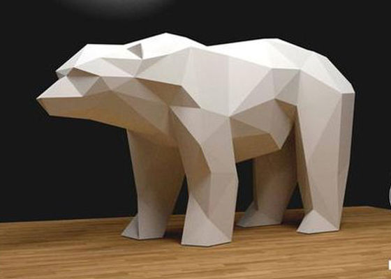 Il bianco ha dipinto la scultura dell'orso di acciaio inossidabile di lunghezza di 120cm