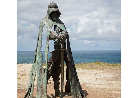 Un buon prezzo. Scultura bronzea della patina dell'estratto a grandezza naturale del guerriero in linea