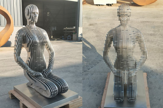 Un buon prezzo. Scultura della donna di inginocchiamento di acciaio inossidabile di rivestimento spazzolato in linea