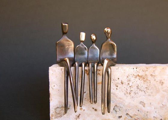 ODM che fonde la scultura bronzea della famiglia per la decorazione dell'interno all'aperto
